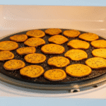 পাতলা করে কাটা ও ভাজা মিষ্টি আলুর চিপস, লবণ ও মরিচ দিয়ে সাজানো, যা একটি স্বাস্থ্যকর স্ন্যাক।