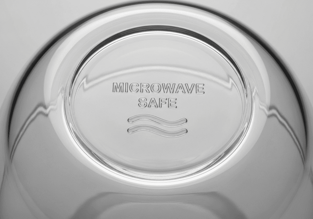 মাইক্রোওয়েভে ব্যবহারের জন্য নিরাপদ পাত্রের নিচে থাকা মাইক্রোওয়েভ-সেইফ চিহ্ন।